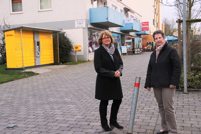 Karin Hog und Roswitha Gabel vor der Einfahrt zum Kurt-Schumacher-Platz