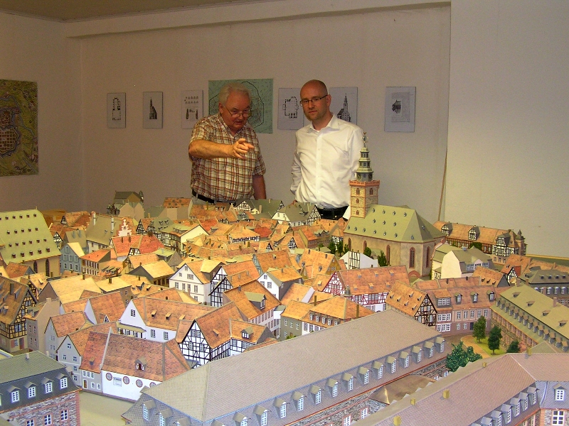 Glasermeister Gnter Jacob (links) und Dr. Peter Tauber mit dem Hanauer Altstadtmodell