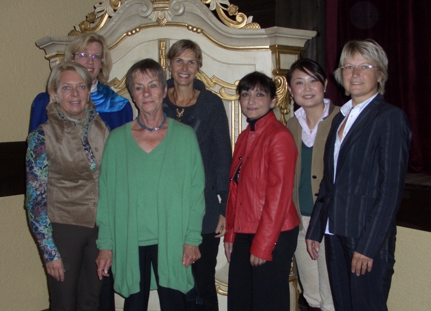 Vorsitzende der Frauen -Union Monika Klosson( hinten links  )mit Heike Pfudel und (vordere Reihe von links nach rechts)mit Doris Bauer-Liposcak,Ulrike Holler,Serife Tley zkazanc,Claudia Sun und Doris Reitz-Bogdoll