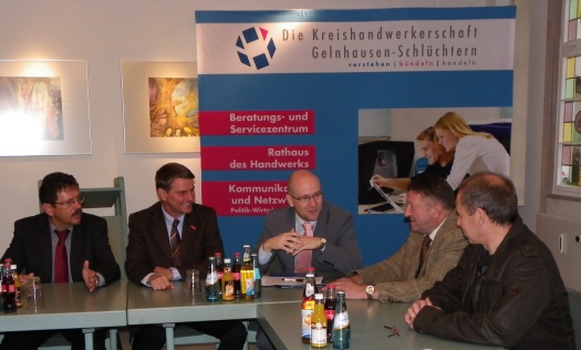 Dr. Peter Tauber (Mitte) im Gesprch mit dem Spitzenkreis der Kreishandwerkerschaft
