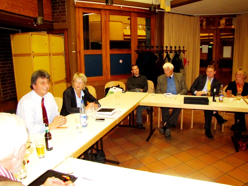 MdL Ismail Tipi in der CDU-Diskussion, rechts daneben die Parteivorsitzende Doris Reitz-Bogdoll