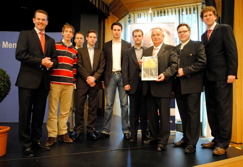 Gnter Frenz (Bildmitte) erhlt das Programm der Jungen Union Main-Kinzig. Links Tom Zeller, CDU-Kreisvorsitzender.