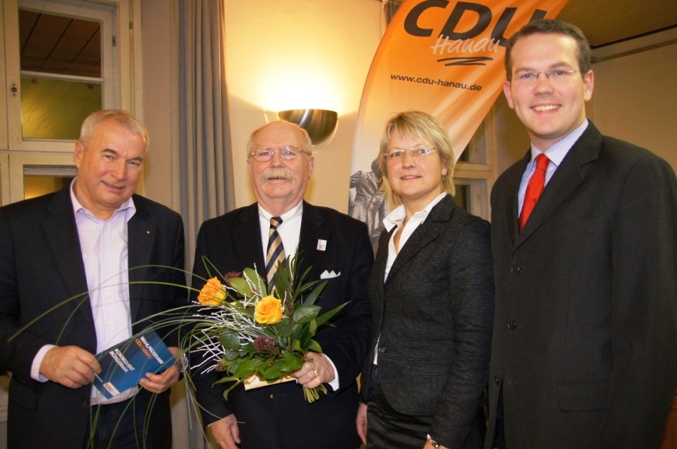 Ehrung fr Gnter Sippel (2.v.l.), daneben der CDU-Fraktionsvorsitzende Dieter Hog, die Parteivorsitzende Doris Reitz-Bogdoll und der CDU-Kreisvorsitzende Tom Zeller.