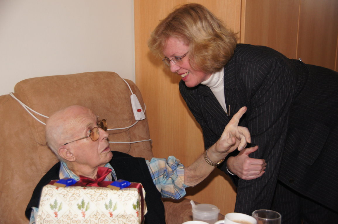 Immer noch hellwach: Der 97jhrige Ludwig Punde mit Monika Klosson beim Geburtstagsbesuch.