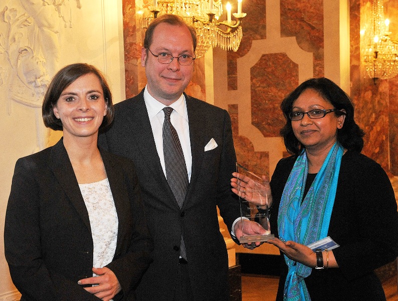 Von rechts: Srita Heide, Prof. Dr. Jens Wstemann und Irena A. Wiederspohn (Alumni Relations & Communications Manager).