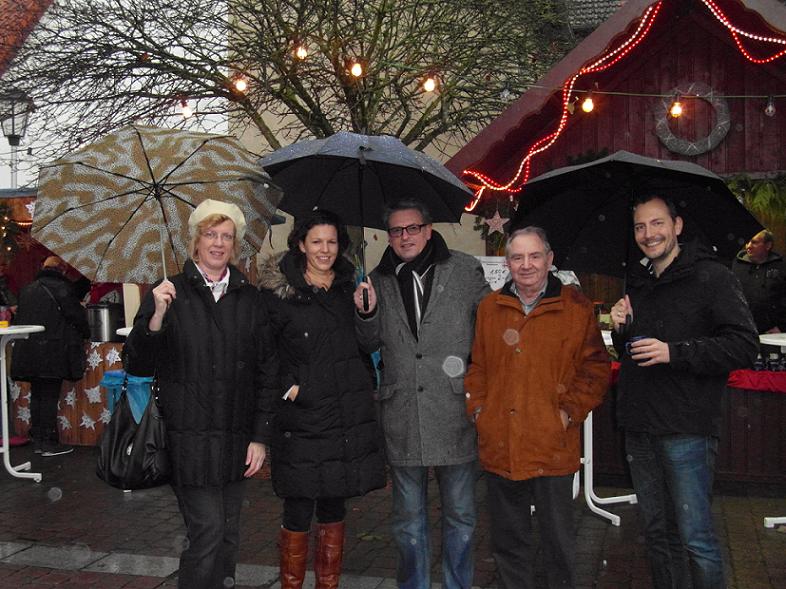 Monika Klosson, Dr. Katja Leikert, Joachim Stamm, Konrad Jung und Christopher Gbel auf dem Groauheimer Weihnachtsmarkt