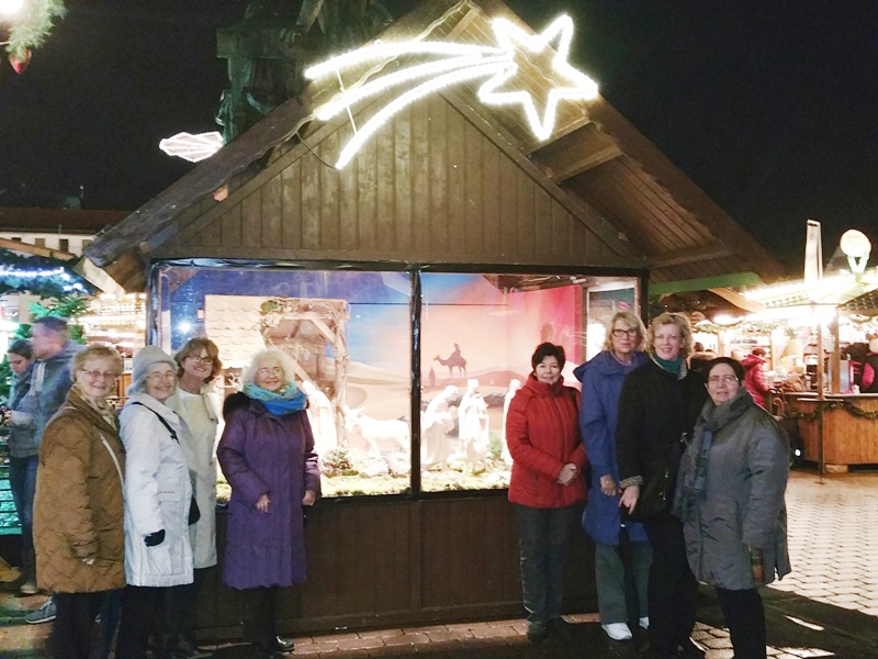 Mitglieder der Frauen-Union CDU Hanau vor der Weihnachtkrippe
