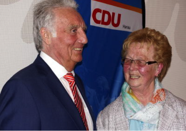 Stadtrat Heinz Mnch berreichte dem Hanauer CDU-Urgestein Edeltraud Sattler den Ehrenbrief des Landes Hessen